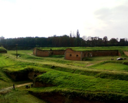 Blick vom Hauptwall auf das vorgelagerte Reduit und den ihn umgebenden Ravelin, im Vordergrund das Zangenwerk (Tenaille) 2